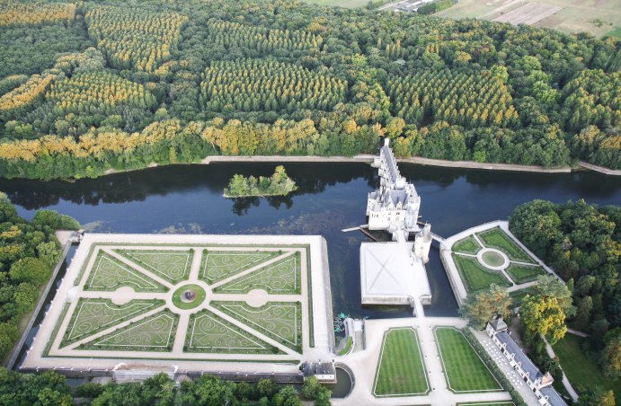 Chenonceaux Chateau from balloon